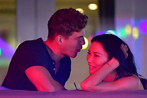 超浪漫！49岁邓文迪与小男友缠绵耳语