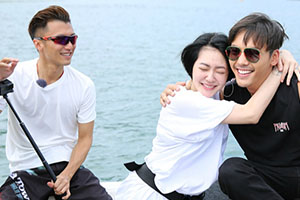 小S熊抱偶像满脸幸福 陈伟霆秀滑水技巧