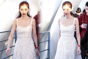 Baby人群中超尘脱俗显清纯仙气十足