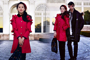 伊能静和儿子甜蜜旅行 红衣红帽显年轻