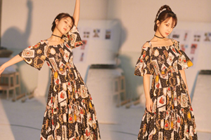 杨紫穿碎花裙显气质 扎小辫俏皮可爱