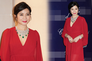 风华绝代!57岁钟楚红大红裙气质高贵