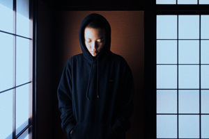 窦靖童与友人游日本 平头酷帅超像窦唯