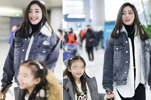 张天爱手牵小萝莉眼神宠溺呵护有加