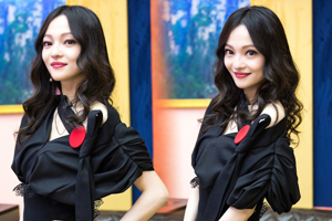 张韶涵展示冻龄美颜 黑裙优雅似黑天鹅