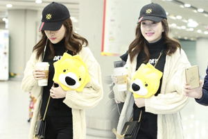 江疏影抱玩偶取暖 与粉丝亲切有说有笑