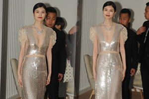 何穗着银色深V裙搭配烈焰红唇好性感