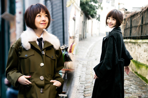 陈鲁豫巴黎漫步黑色英伦风衣展曼妙身姿