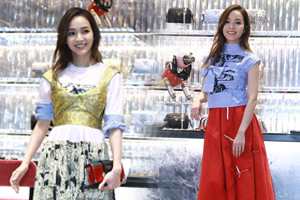 辣妈侯佩岑hold住甜美风笑容明媚凹造型