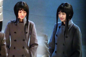 郑爽新剧路透照齐刘海瓜子脸大眼灵动