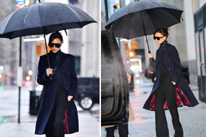 贝嫂一手插兜一手撑伞走路带风似拍电影