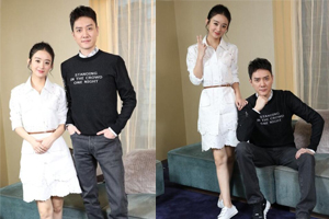 赵丽颖冯绍峰着装默契合照摆pose显亲昵