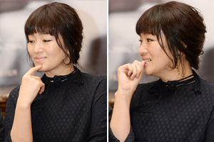 53岁巩俐头顶齐刘海咬手指卖萌