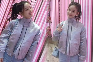 奶茶妹妹游欧洲参观教堂笑容清纯美