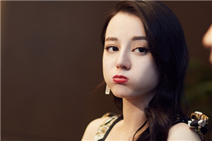 迪丽热巴嘟嘴卖萌变小可爱