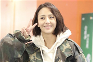 佟丽娅变潮酷小姐姐 比V甜笑露梨涡