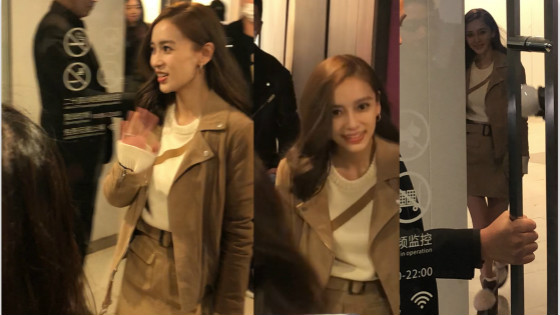 Angelababy开心与粉丝打招呼
