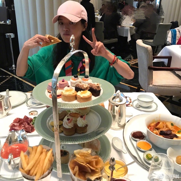 舒淇在美食面前对镜头比V