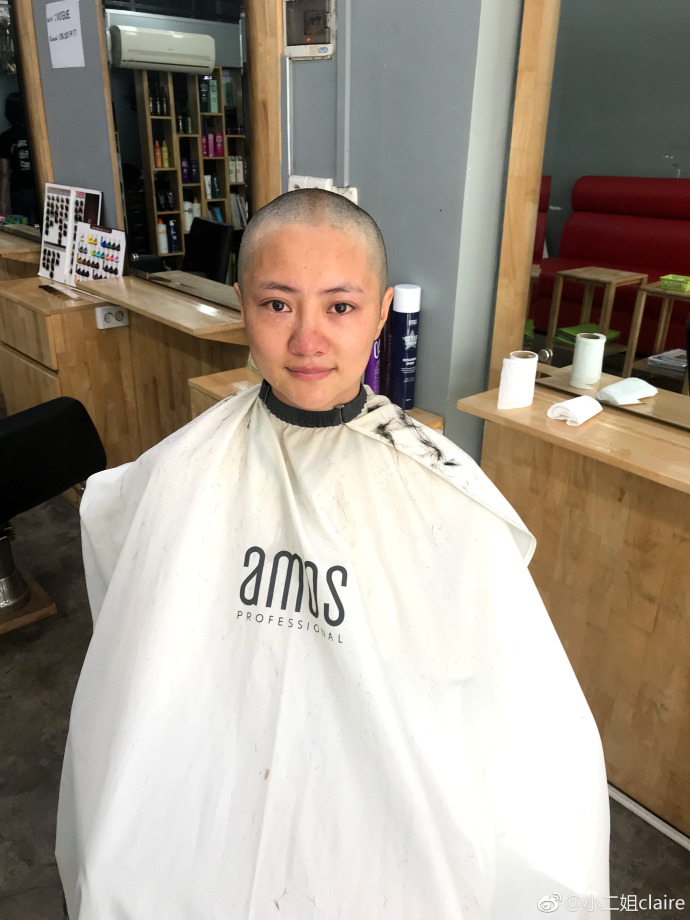 表白张杨女孩晒剃发照。