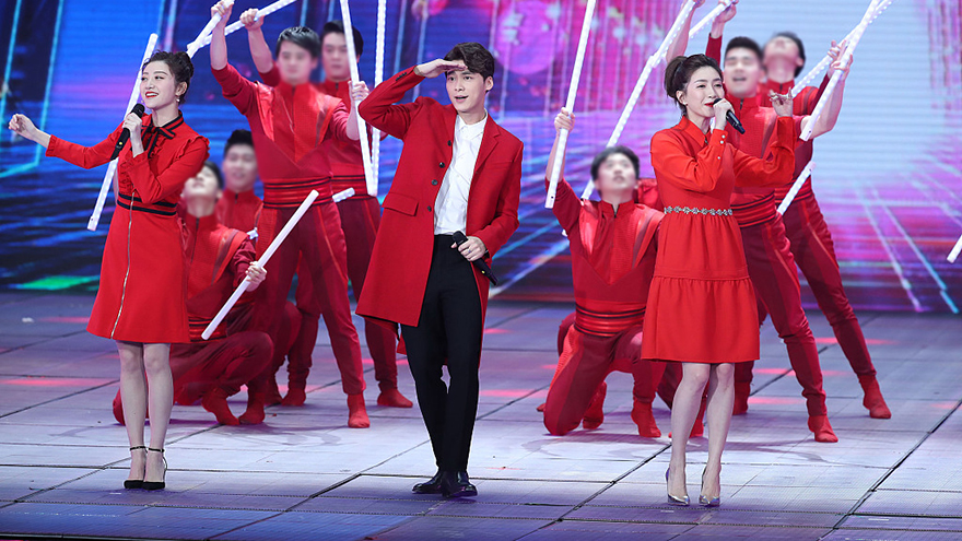 李易峰景甜江疏影同台演唱 男帅女美超养眼