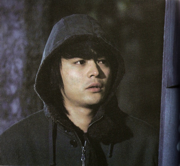11集第12集2005年的平安夜,唐泽雪穂在街边发现了浑身是血的桐原亮司