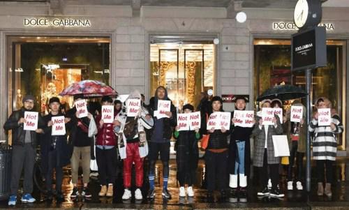 　　当地时间21日晚，米兰华人手举“Not Me”标语，在D&G旗舰店门外发起无声抗议活动，曾数度与D&G合作的男模刘星宇亦（左六）在其中。（来源：《欧洲时报》记者夏晓彤摄）