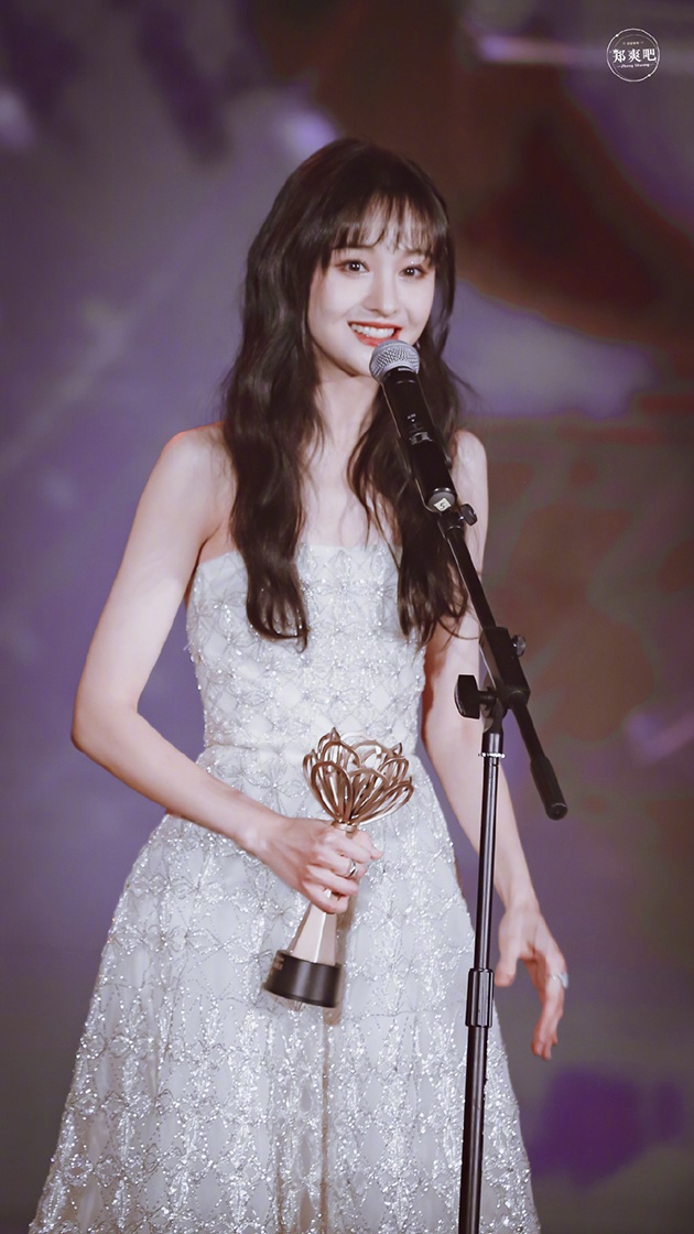 郑爽温柔卷发 来源：@郑爽吧 微博