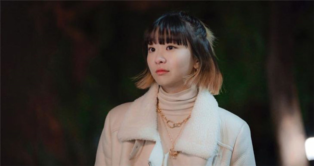女主穿皮毛一體夾克