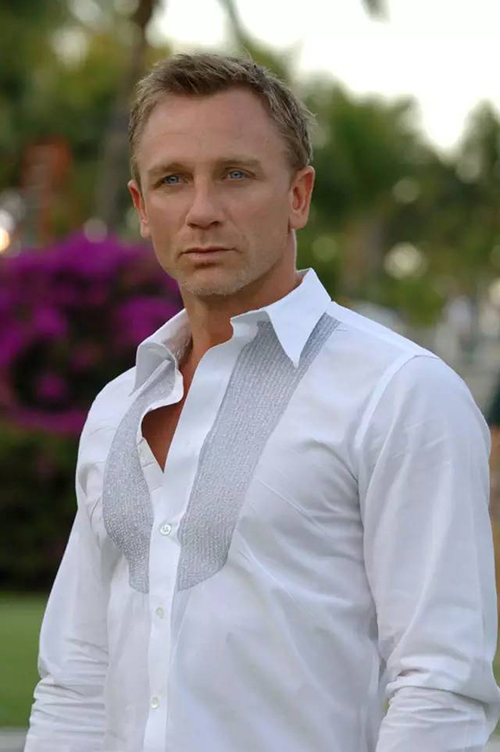 如果你觉得 Daniel Craig 解开三颗纽扣看起来还不错，请在决定效仿前照照镜子