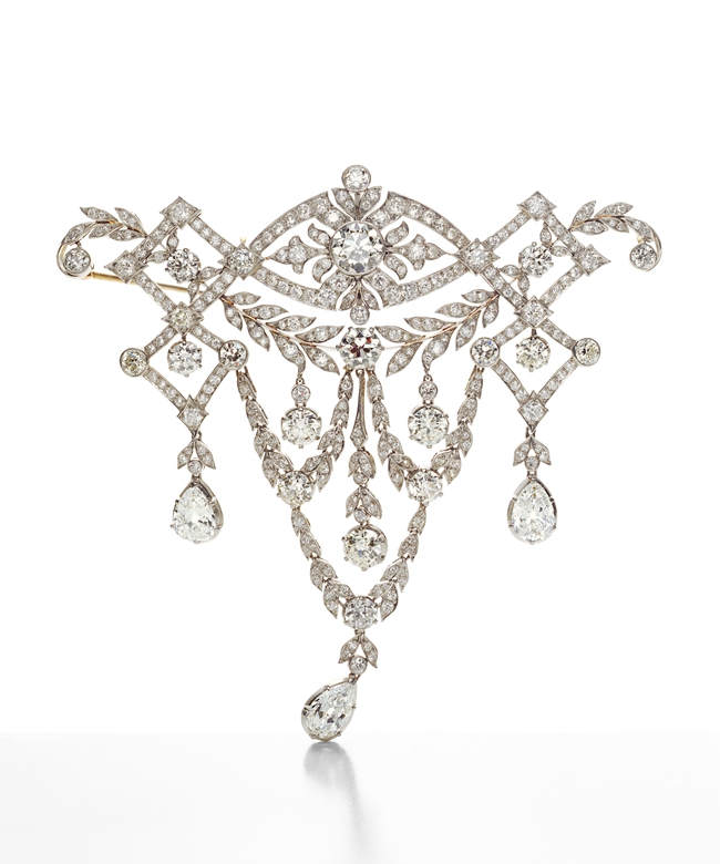 　　 梨形切割钻石胸衣装饰珠宝，这款1904年Blue Book系列中的胸衣装饰作品，镶嵌大颗榄尖形和梨形切割钻石