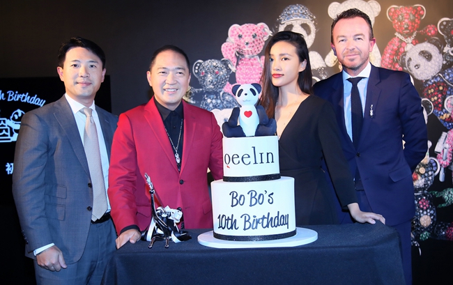 Qeelin品牌高层与陈漫共同庆祝Bo Bo系列十周年(依左至右:Qeelin大中华区总经理Michel Ly,Qeelin主席兼创意总监Dennis Chan,时尚摄影师、国际视觉艺术家陈漫,Qeelin CEO Christophe Artaux)