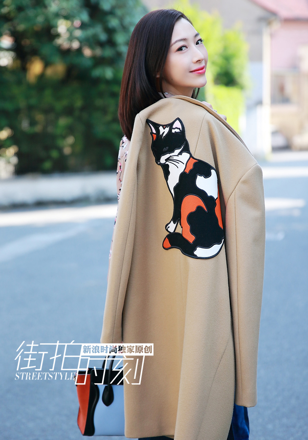 街拍时刻:时尚IT Girl温雅 小猫图案大衣
