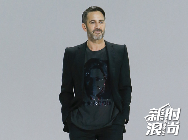 Marc Jacobs 2016秋冬女装发布会后 Jacobs自己也穿着另一个版本的T恤出来亮了相