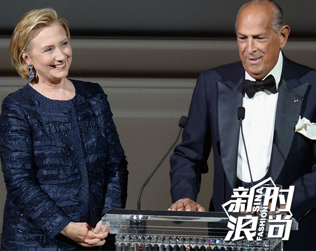 2014年当他获得CFDA的Funders Award时，由希拉里给他颁奖大家也毫不意外