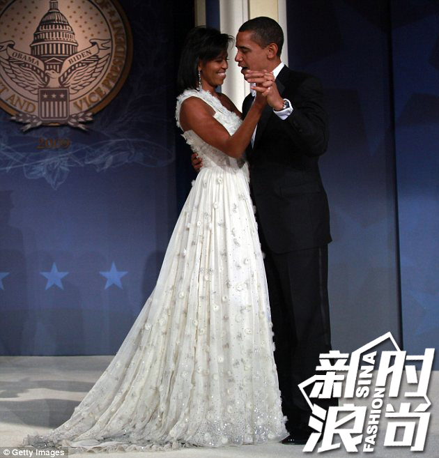2009年1月20日，美国第一夫人米歇尔-奥巴马穿着吴季刚的单肩白色礼服裙在总统就职仪式上跳舞