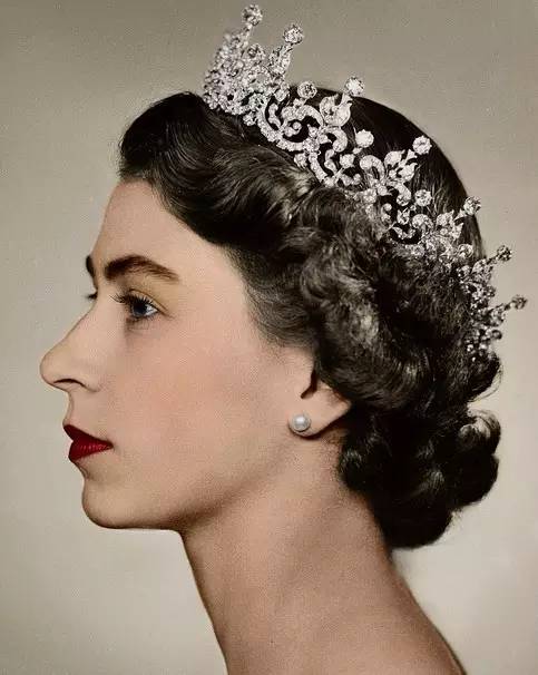 英国皇室的王冠中也有 Cartier 设计的