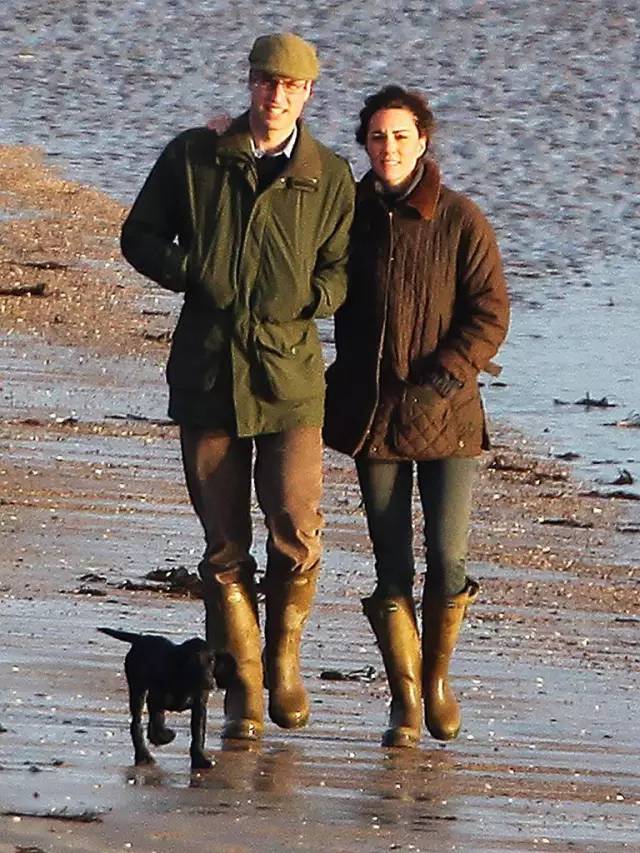 凯特王妃和威廉王子穿着 Barbour 风衣在海边遛狗