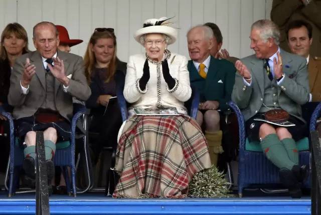 盖着苏格兰格纹毯子的女王