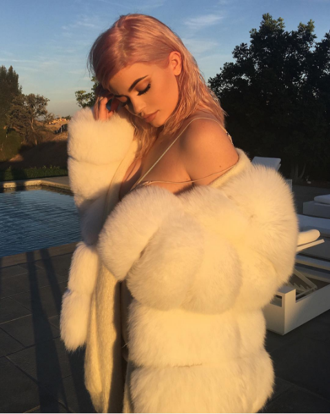 Kylie自带“落日滤镜”的照片