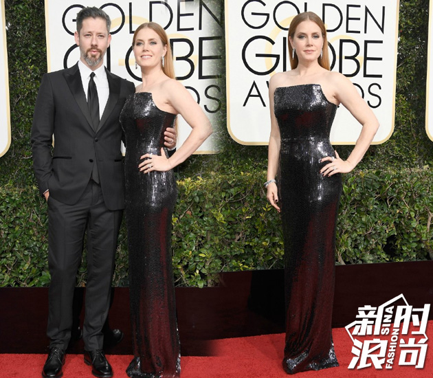 Amy Adams身着Tom Ford定制礼服与丈夫Darren-Le-Gallo和搭档Jeremy-Renner一同走上红毯