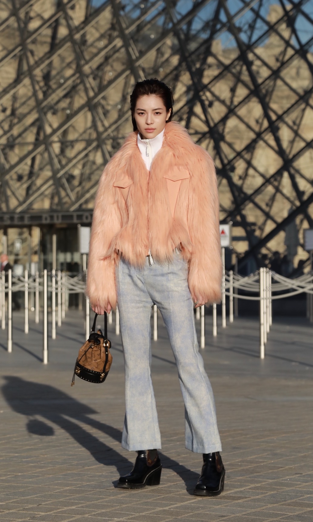 钟楚曦亮相Louis Vuitton 2018春夏女装系列大秀