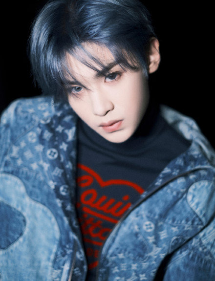 黄明昊 烟雾蓝发