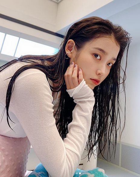 IU湿发造型 图片来源:IU ins