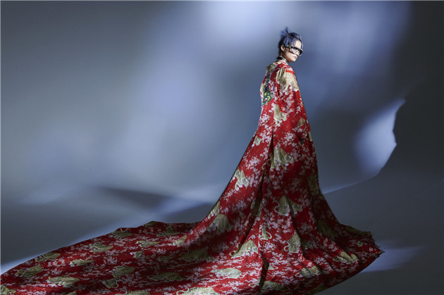 李宇春Gucci定制款红⾊丝绸老虎印花长袍造型