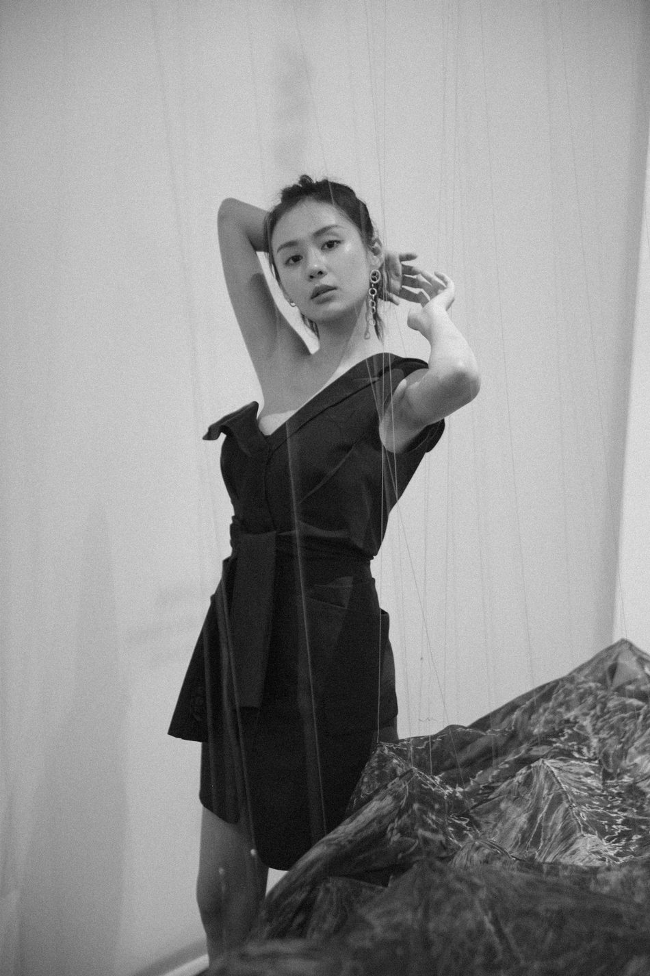 郑合惠子身着黑裙搭配高马尾 装束攻气十足 这样的她你爱吗