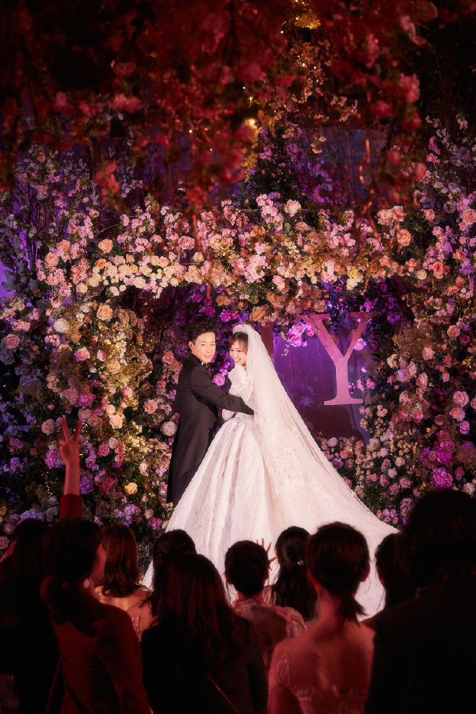 婚纱蝴蝶结_蝴蝶结抹胸婚纱(3)