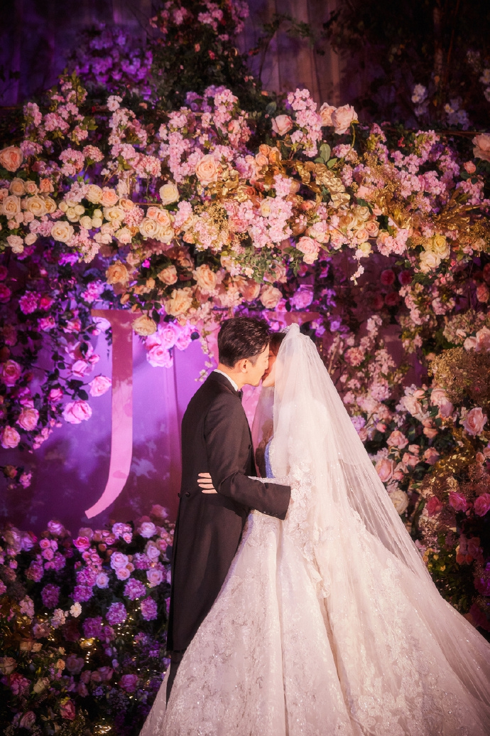 婚纱蝴蝶结_蝴蝶结抹胸婚纱(3)