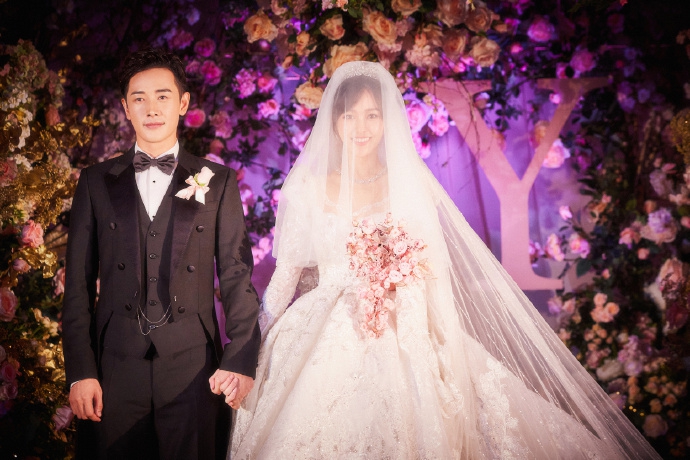 婚纱蝴蝶结_蝴蝶结抹胸婚纱(3)
