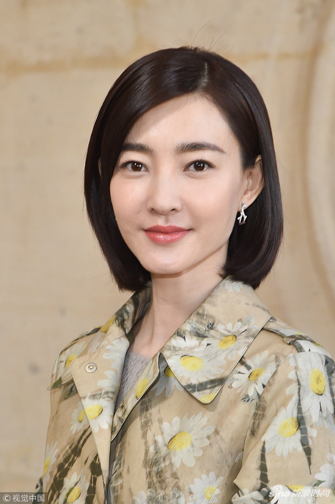 王丽坤现身迪奥高订发布秀 小雏菊风衣优雅知性