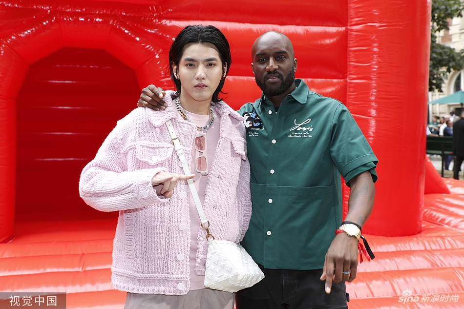 吴亦凡出席lv男装大秀 粉色毛衣变身"少年凡"